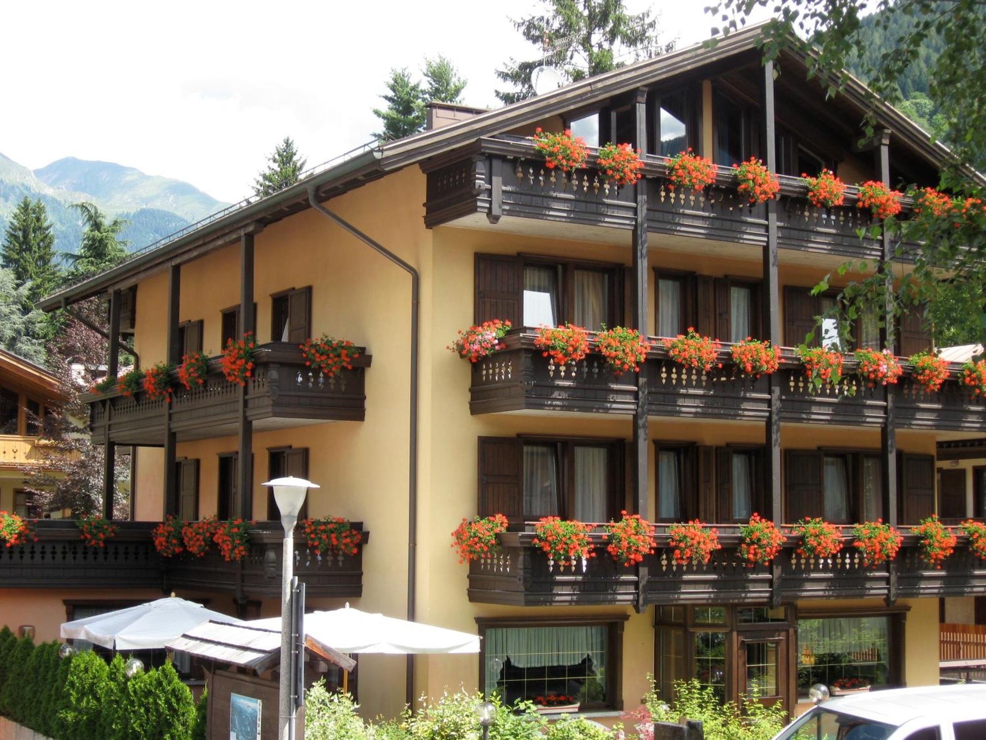 Hotel Binelli Pinzolo Luaran gambar