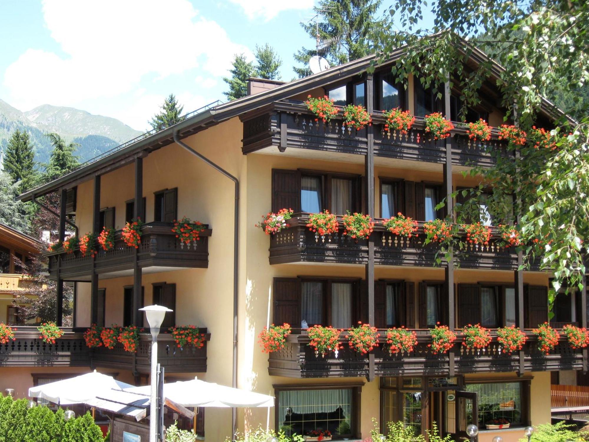 Hotel Binelli Pinzolo Luaran gambar